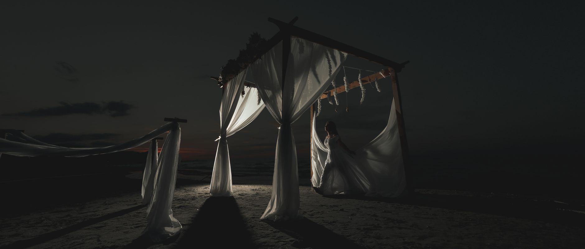 Ceremonia de boda al atardecer frente al mar en la Riviera Maya