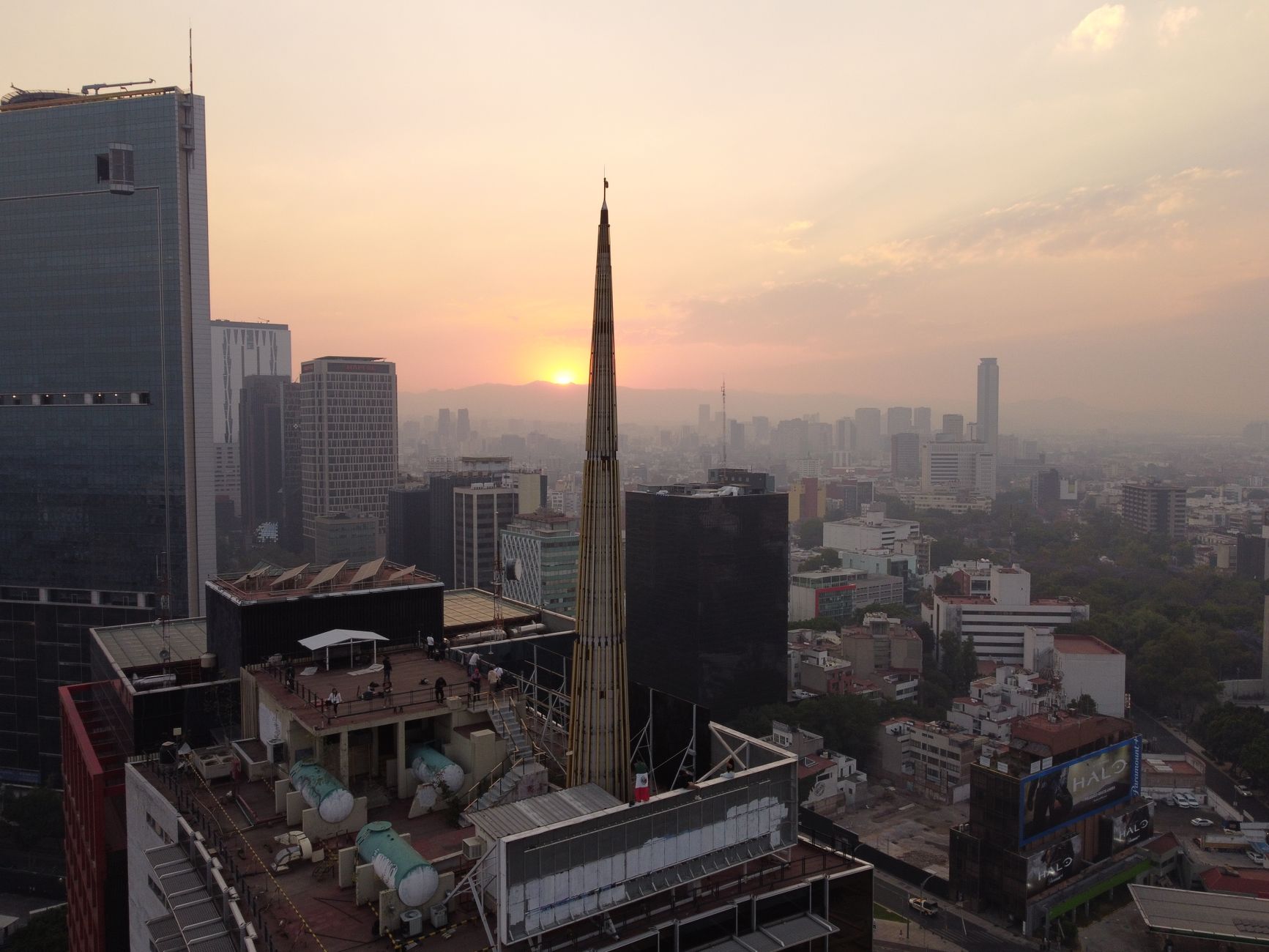 Azotea con vista panorámica a la Ciudad de México al atardecer