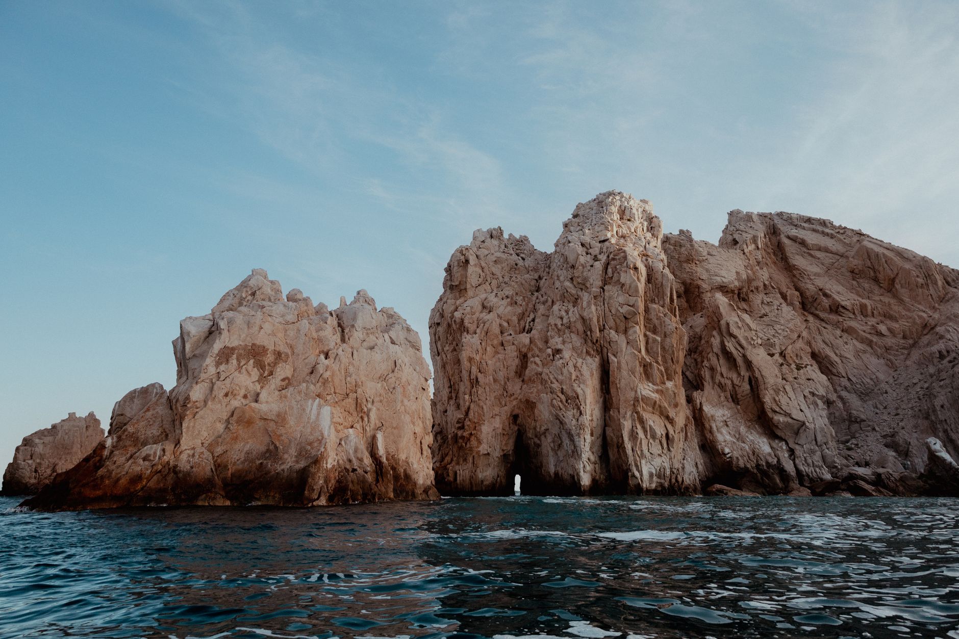 Arco de piedra sobre el mar en Los Cabos