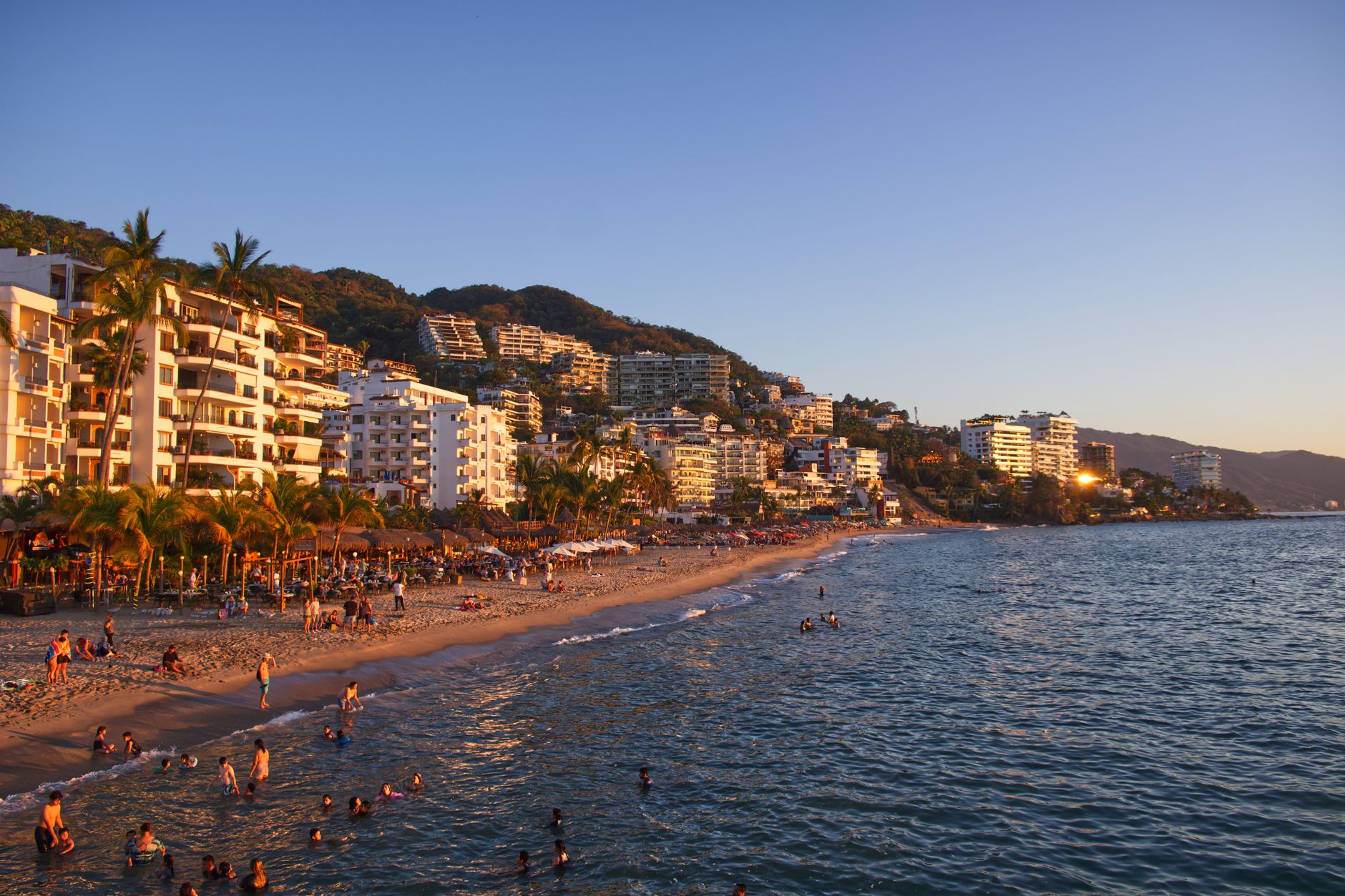 Malecón de Puerto Vallarta con vista a la bahía de Banderas