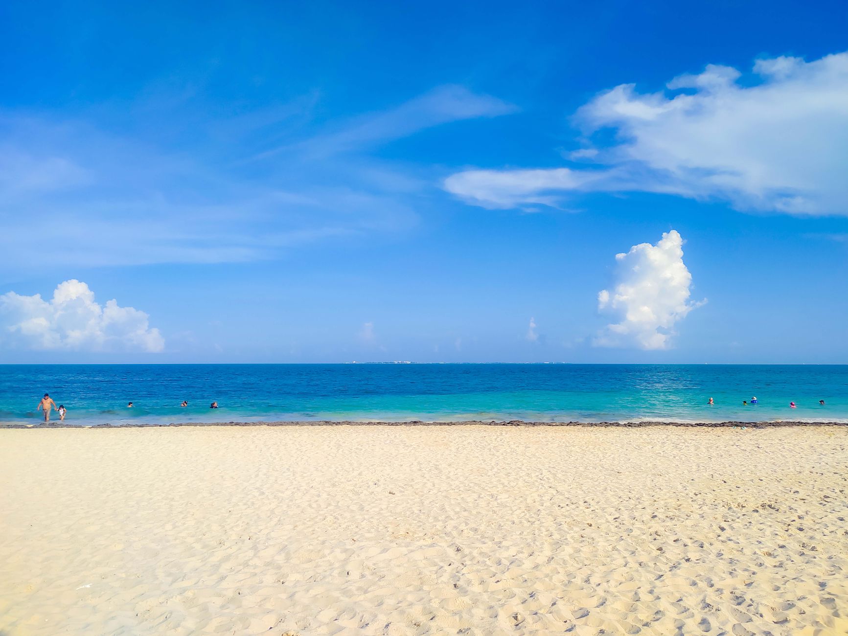 Playa turquesa de la Riviera Maya al atardecer