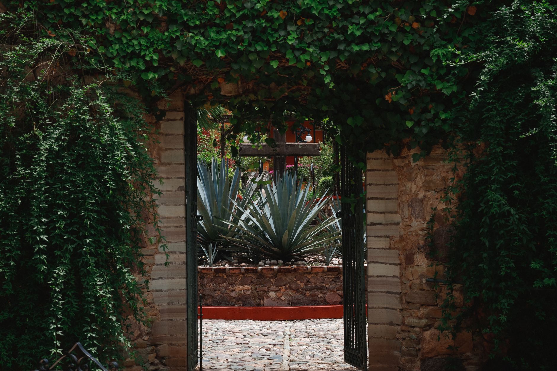 Hacienda mexicana decorada para un evento al atardecer