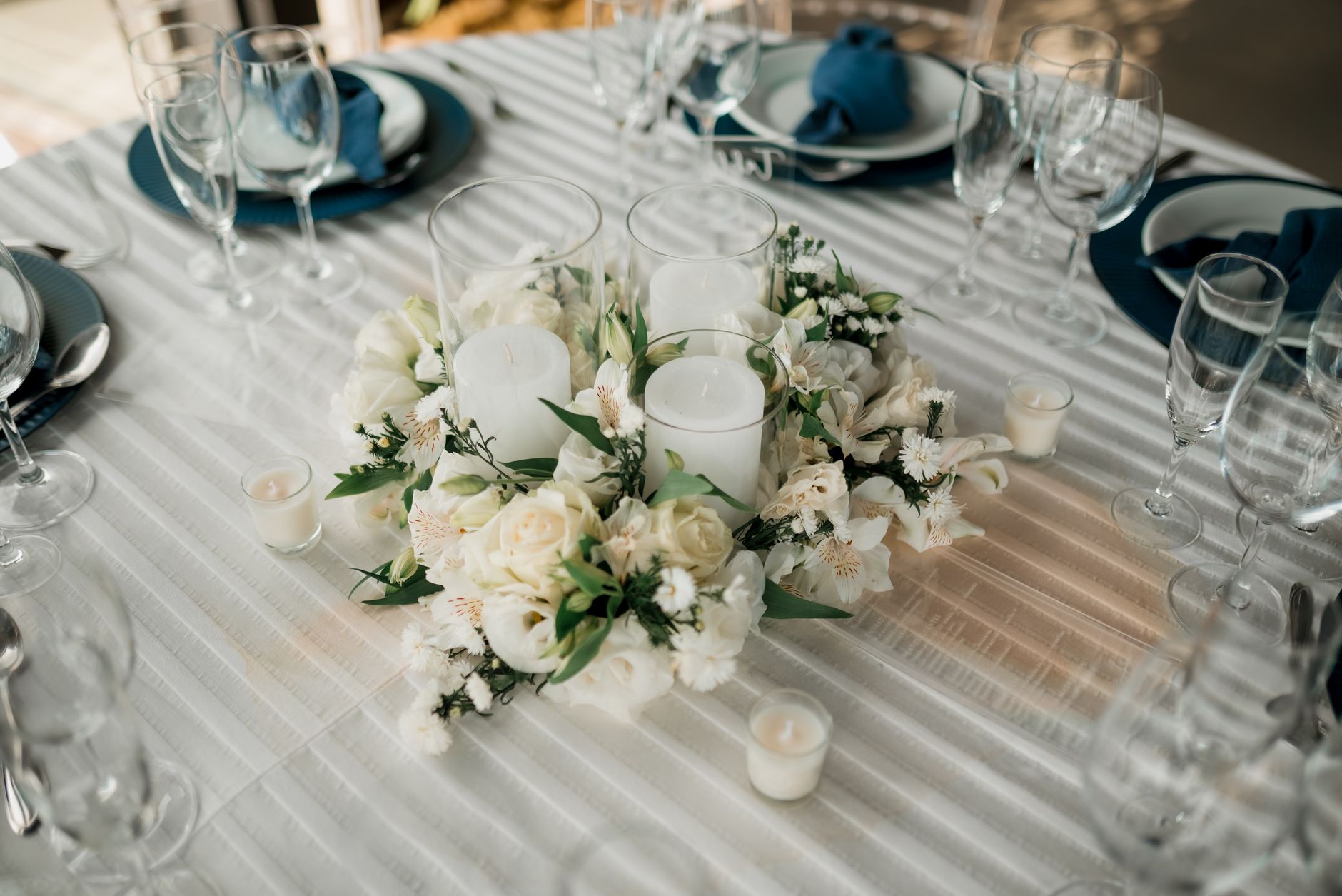 Decoración de recepción con velas para boda en Tulum