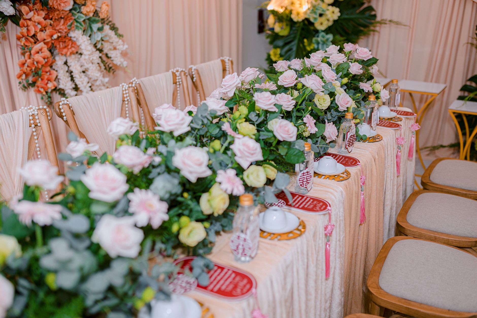 Mesa de recepción decorada con flores en San Miguel de Allende
