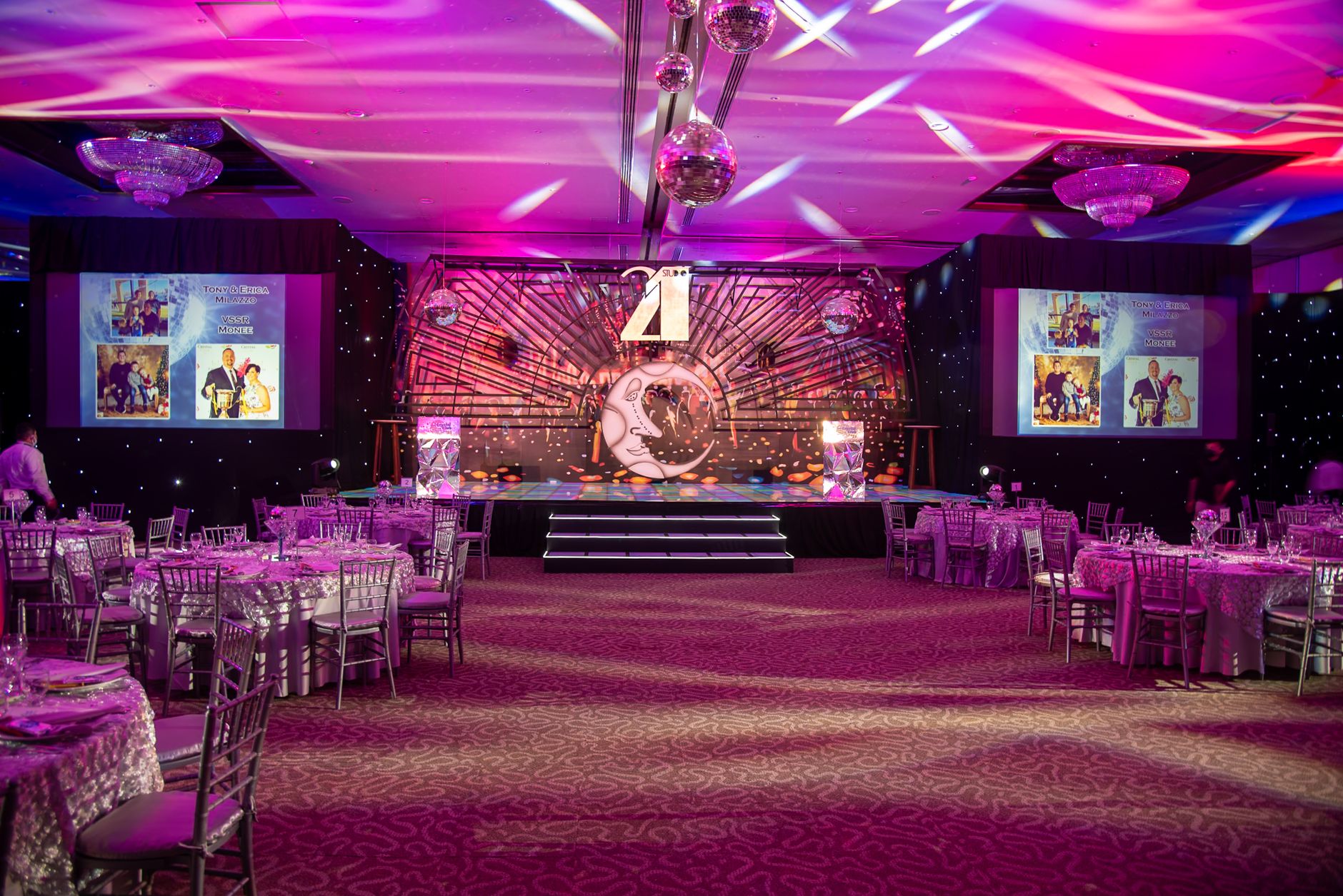 Salón de convención corporativa con escenario y producción audiovisual