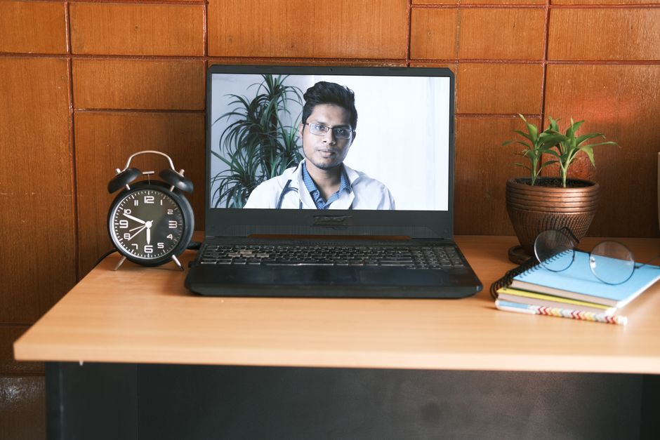 Videollamada de consultoría de planeación con laptop y libreta