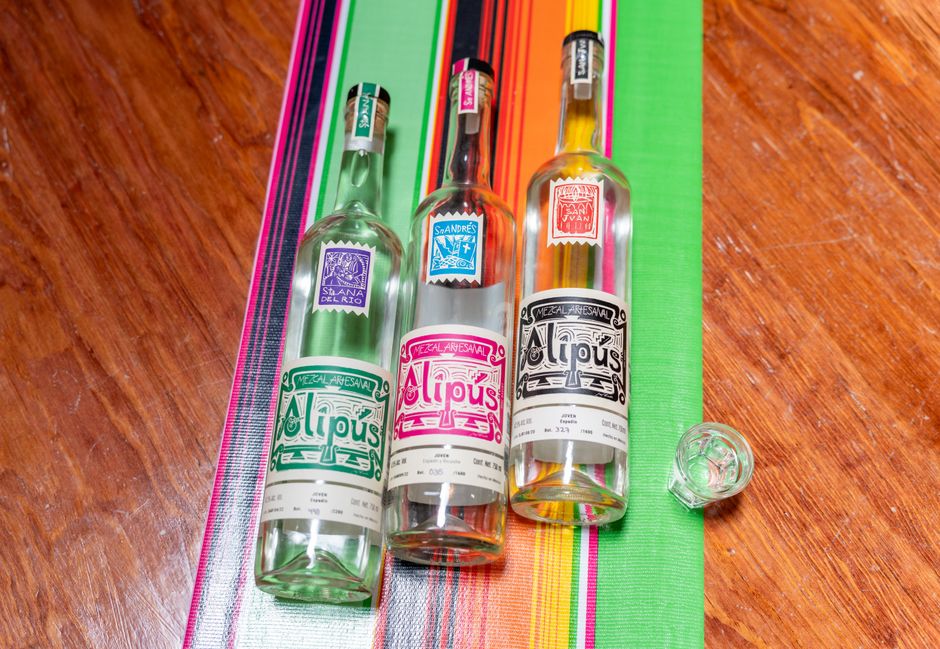 Botella de mezcal artesanal de agave