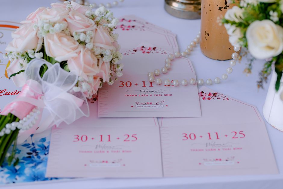 Papelería de mesa pintada a mano sobre montaje floral